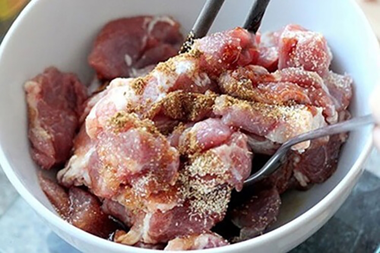 Chia sẻ cách làm thịt kho tiêu đậm đà cực kỳ “hao cơm” chiêu đãi cả gia đình (Hình 4)