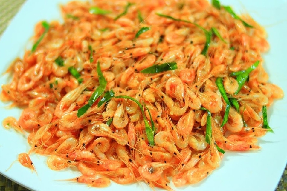 Thành phẩm món tôm rang chuẩn vị miền bắc