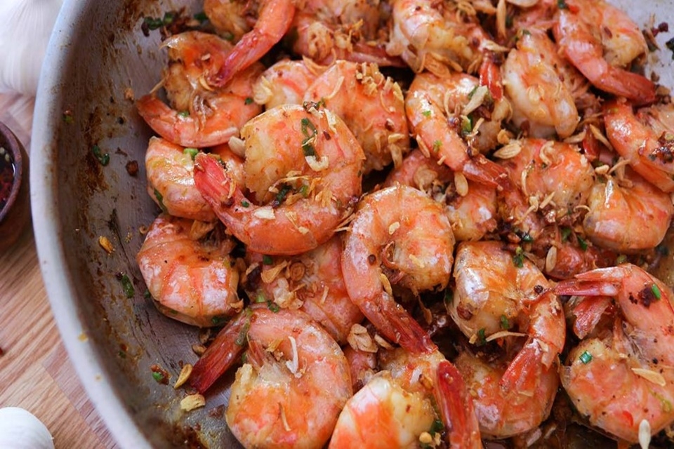 Cách thực hiện tôm rang tỏi thơm ngon