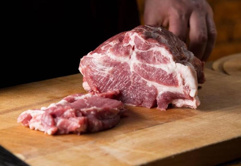 Chọn thịt heo ngon sẽ giúp món mắm tép chưng thịt trở nên hấp dẫn không kém