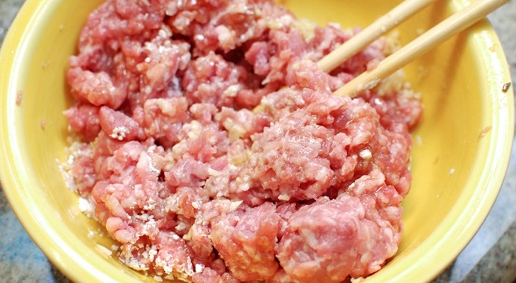 Ướp thịt heo băm nhuyễn với các gia vị đã chuẩn bị sẵn