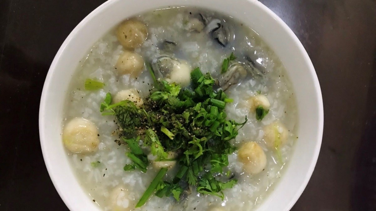 Món cháo hàu hầm hạt sen giàu dinh dưỡng giúp bồi bổ sức khỏe cho cả nhà