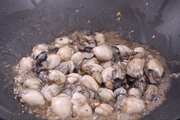 Xào hàu với gia vị