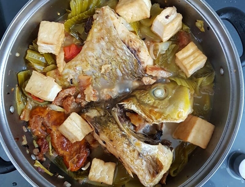 Om cá chép cùng dưa chua