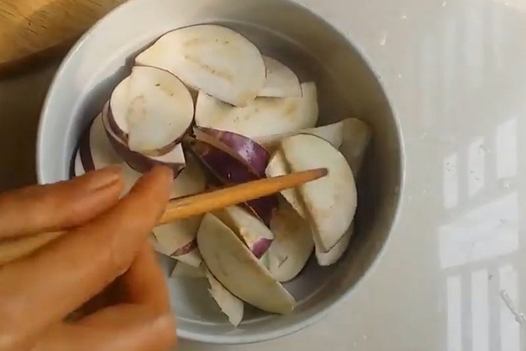 Hướng dẫn 2 cách làm cà muối xổi chua ngọt, món ăn dân dã nhưng cực tốn cơm (Hình 7)