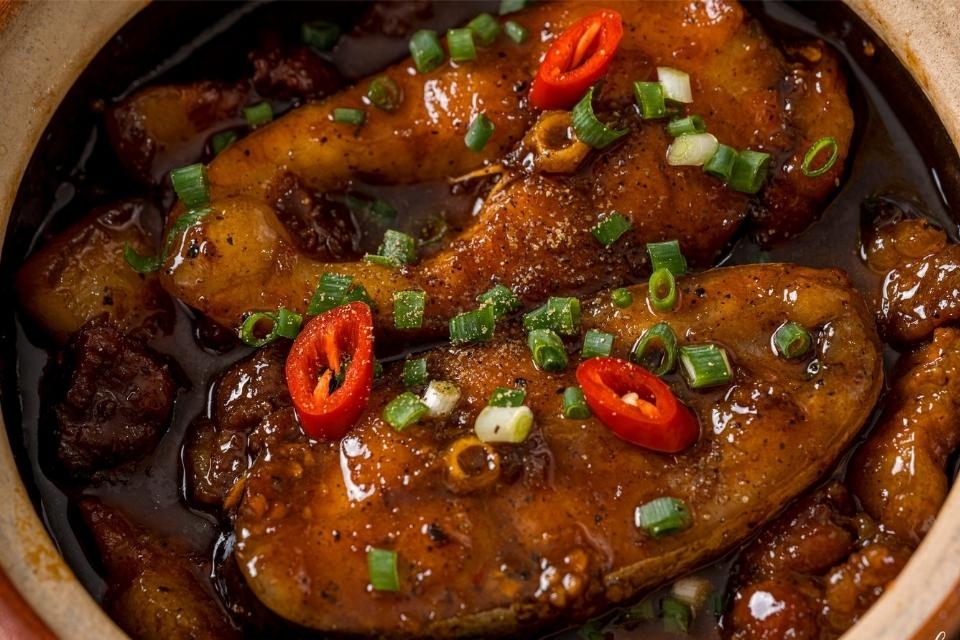 Cá basa kho tộ thơm ngon, hấp dẫn, cực hao cơm rất dễ làm tại nhà - ảnh 1