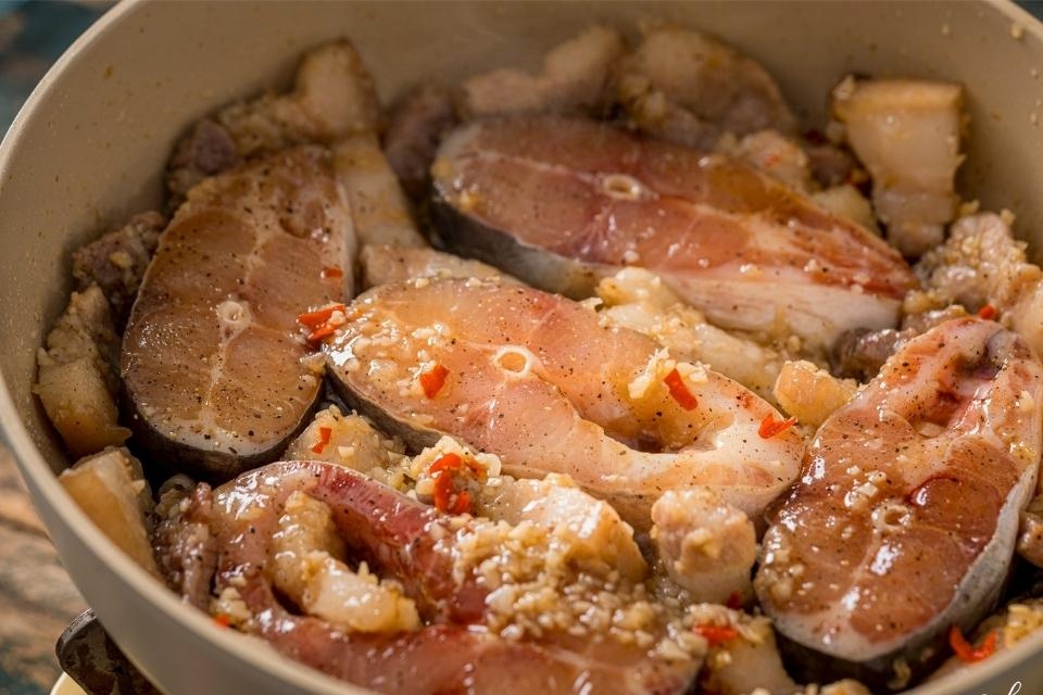 Cá basa kho tộ thơm ngon, hấp dẫn, cực hao cơm rất dễ làm tại nhà - ảnh 4