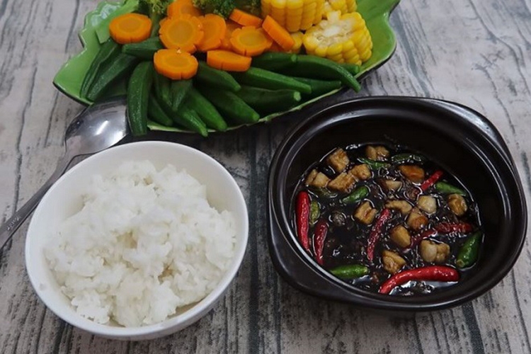 Chia sẻ cách làm kho quẹt tôm thịt ba chỉ đậm đà, đơn giản mà cực kỳ hao cơm (Hình 8)