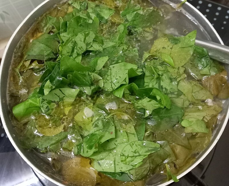 Cho lá giang vào và nêm ít gia vị là hoàn thành xong món gà nấu lá giang