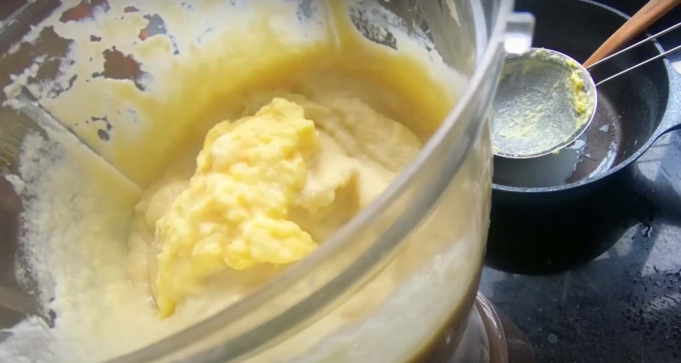 Xay nhuyễn đậu xanh, sữa tươi và sầu riêng