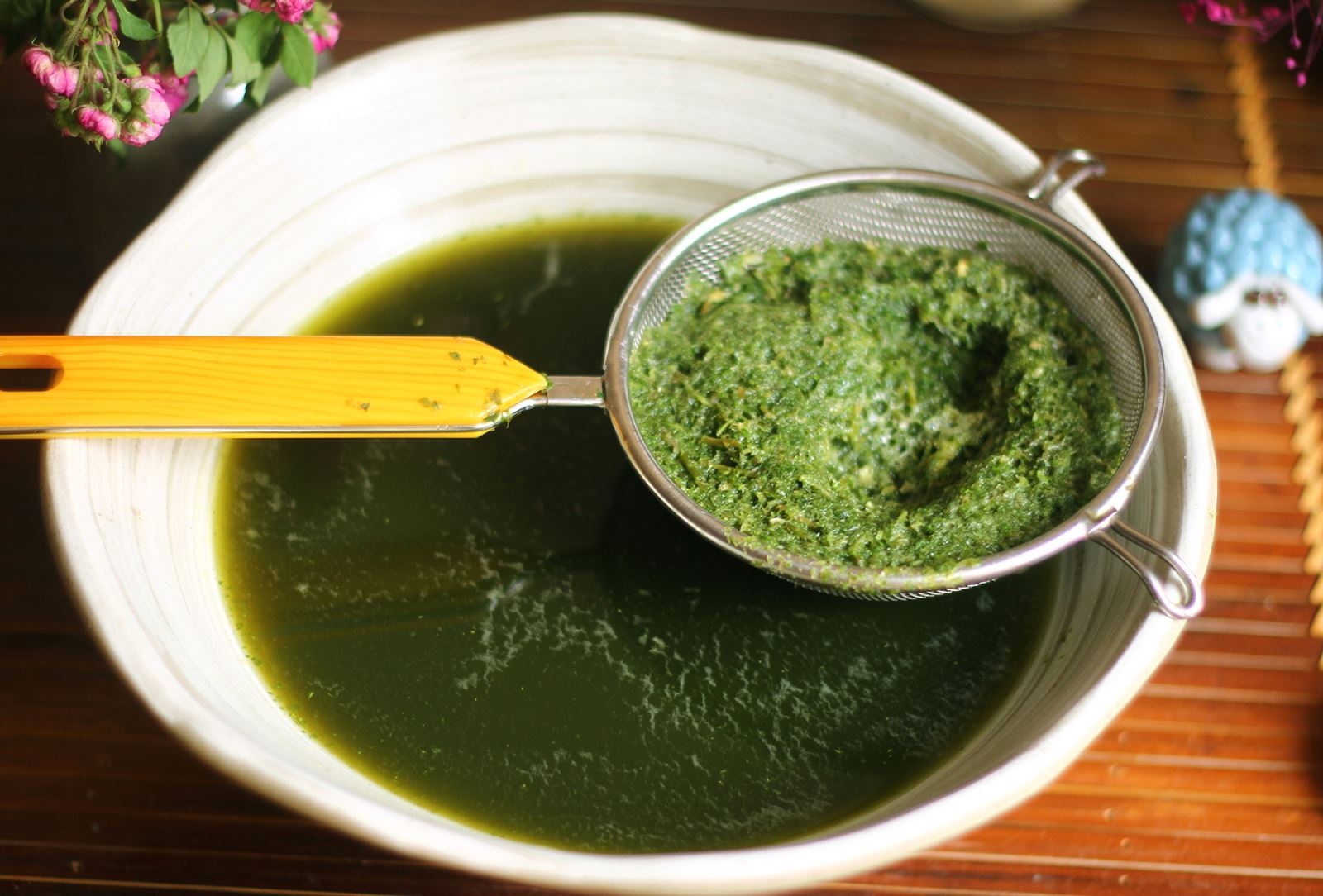 Xay rau má và lọc lấy nước cốt