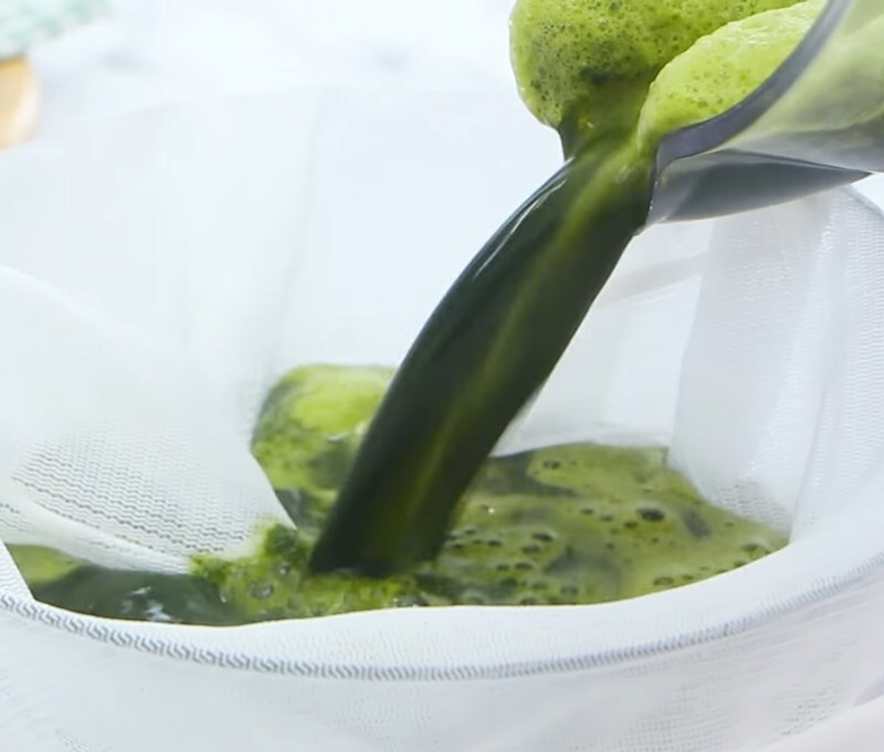 Làm sạch rau má, xay nhuyễn và lọc lấy nước