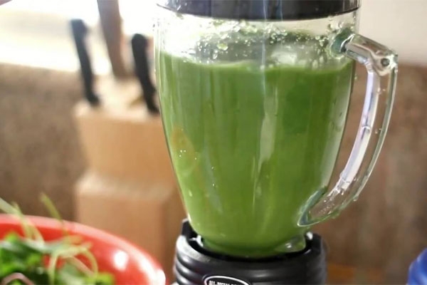Xay các nguyên liệu đậu xanh chín, sữa đặc và nước rau má