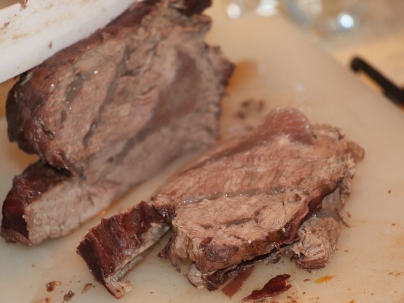 Luộc nạm bò và cắt thành miếng mỏng