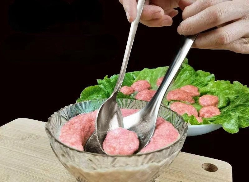 Nặn chả bò hoặc chả cua thành từng viên