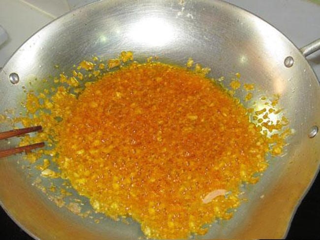 Phi thơm sả băm và cho màu điều vào