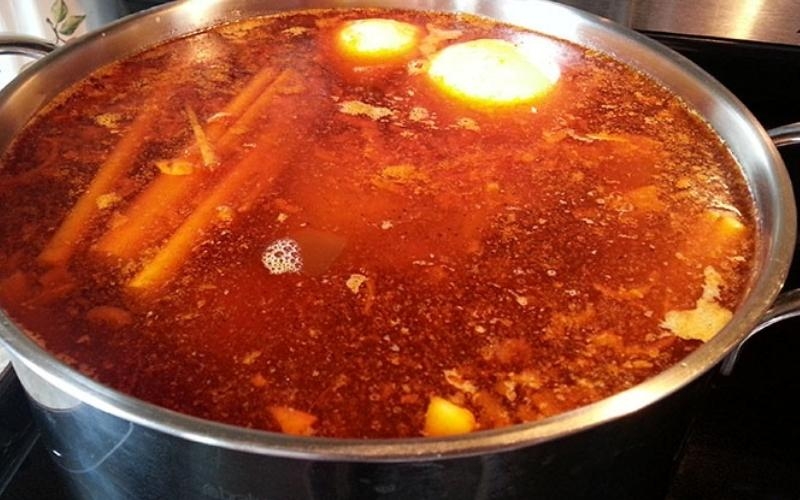 Màu sắc nước dùng trông bắt mắt khi cho sa tế vào