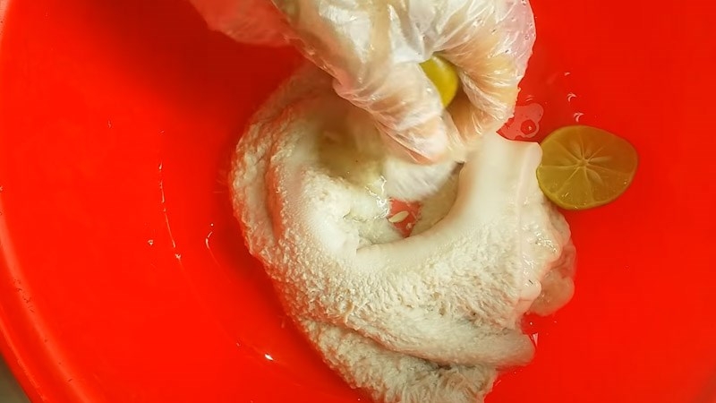 Khử mùi lần cuối bằng nước cốt chanh