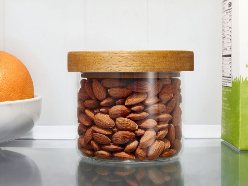 Bảo quản hạnh nhân trong hũ kín và đặt trong ngăn mát tủ lạnh