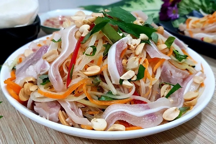Nộm tai heo trộn xoài xanh