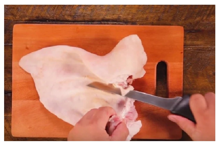 Cạo sạch lông, lớp da bẩn trên bề mặt tai heo