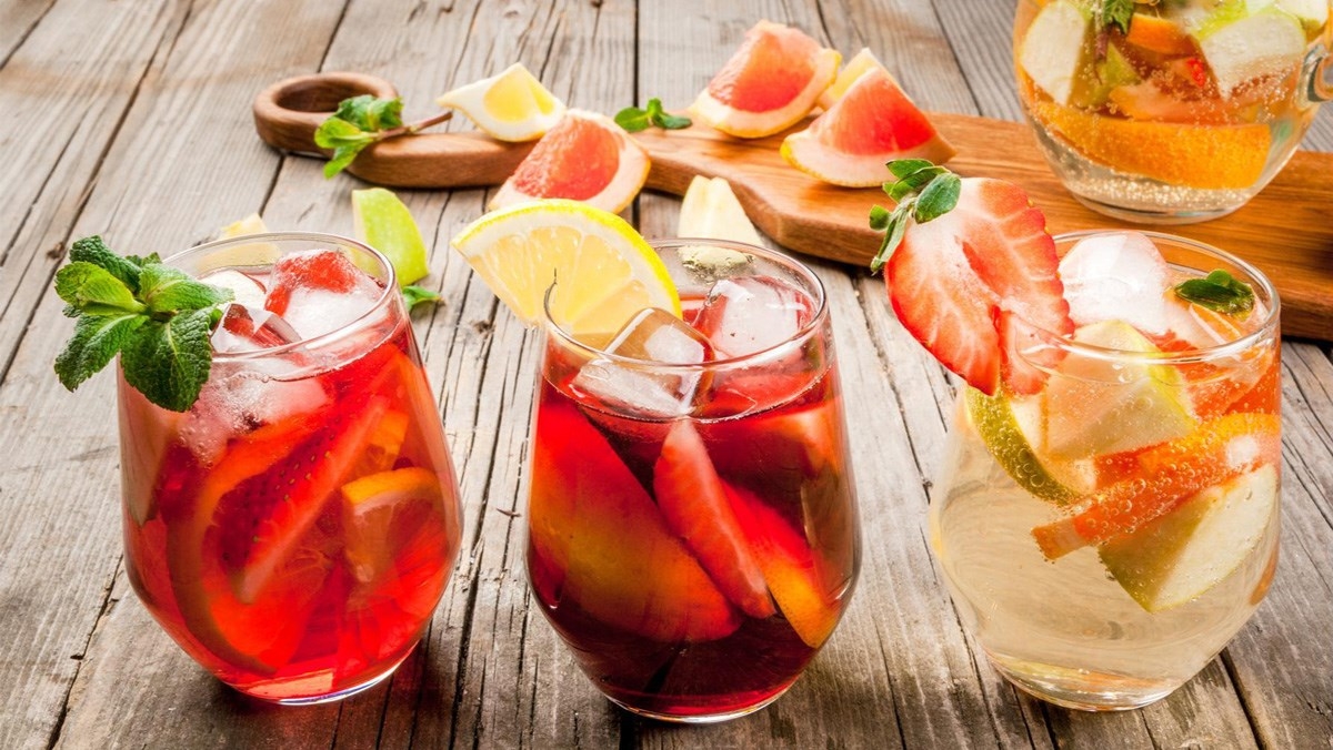 Thêm trái cây vào mocktail để thêm hương vị
