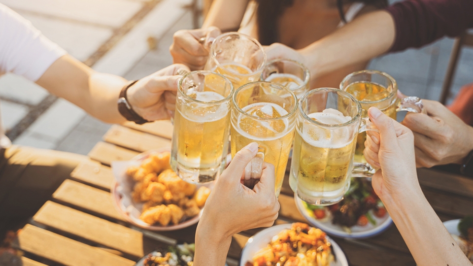 ăn gì trước khi uống rượu - ảnh 1