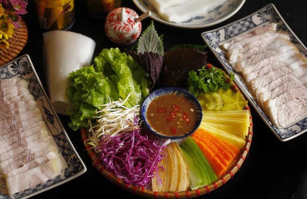 Bánh tráng cuốn thịt heo mắm nêm