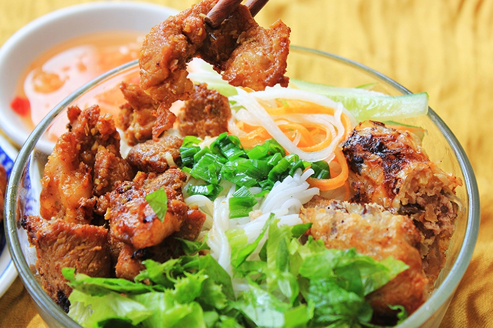 Bún thịt nướng mắm nêm
