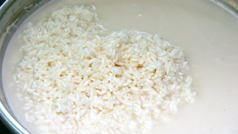Ngâm gạo nếp trong nước lạnh