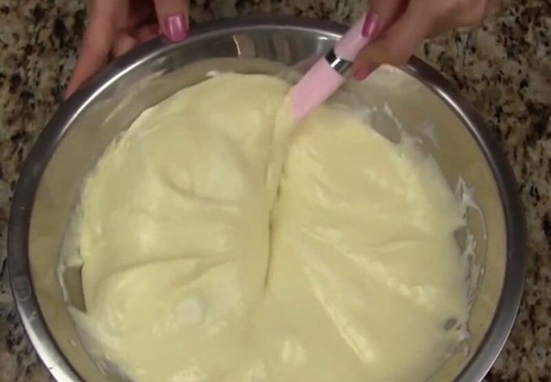 Hỗn hợp kem dừa sau khi nấu và khuấy liên tục