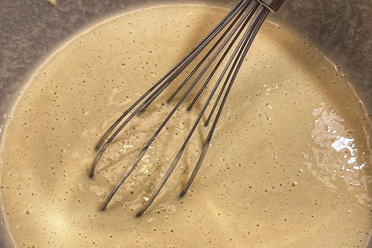 Làm bột làm bánh tôm