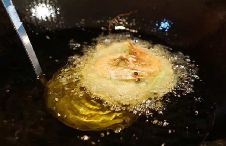 Chiên bánh tôm Hồ Tây