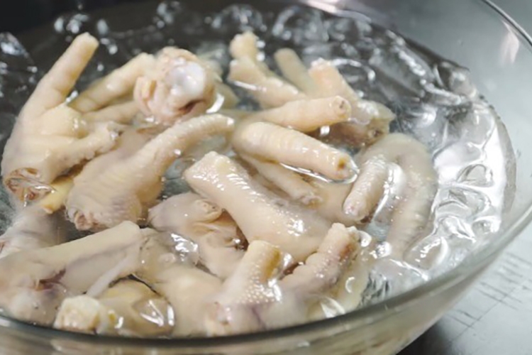 Chia sẻ cách làm chân gà sốt Thái đậm vị chua cay ngon bất bại, ăn là nghiền (Hình 3)