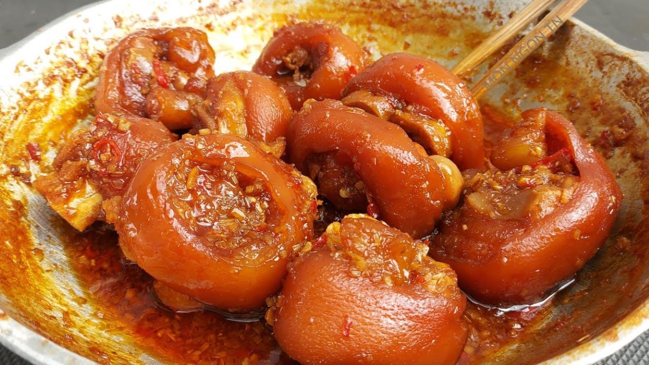 Kho giò heo sả ớt