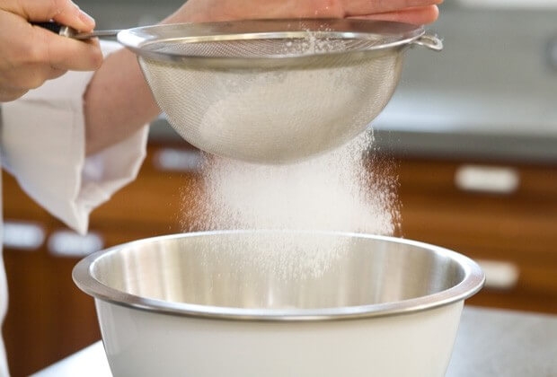 Trộn và rây bột cho mịn