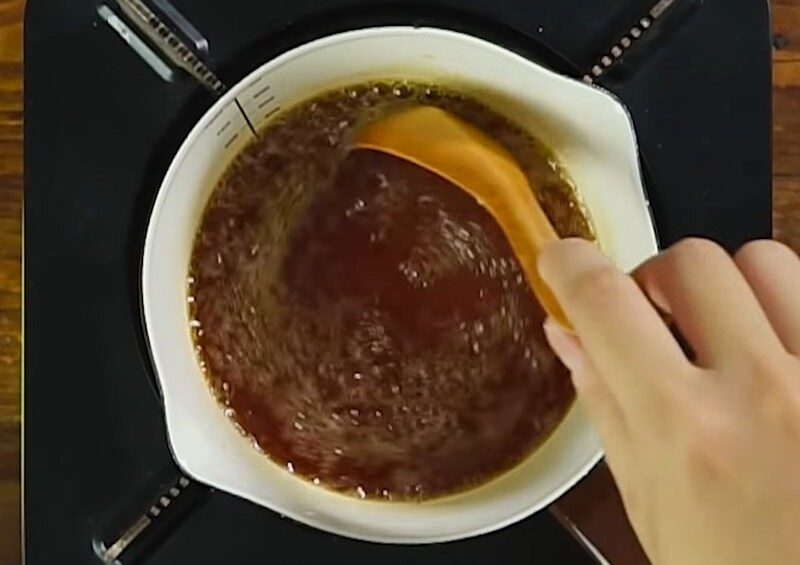 Đun hỗn hợp để thu được dung dịch nước đường 