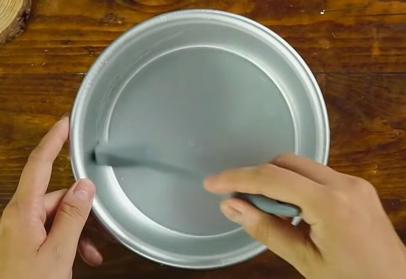 Phết dầu ăn lên thành khuôn