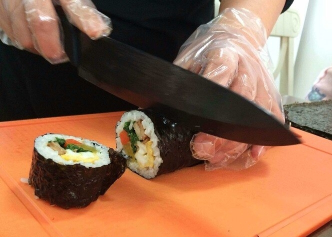 Cắt cuộn cơm thành từng khoanh nhỏ