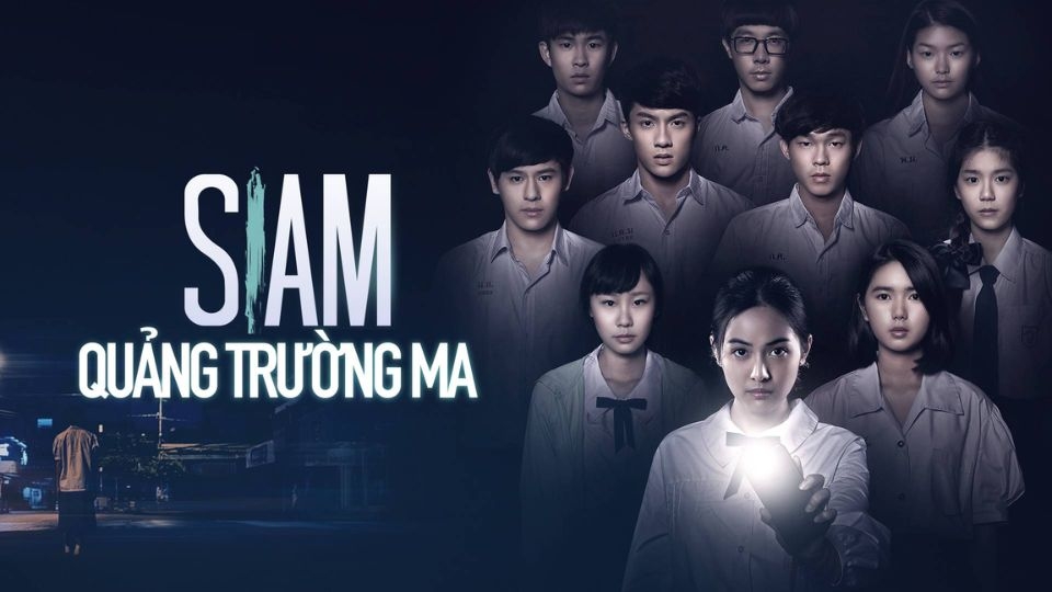 "Quảng trường ma” là bộ phim ma Thái Lan kể về truyền thuyết nữ sinh mất tích cách đây 30 năm tại phòng học ở quảng trường Siam