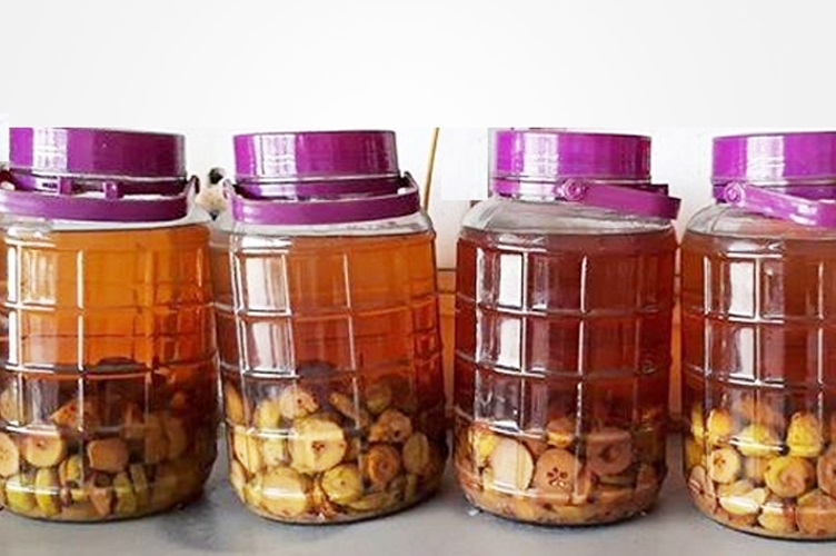 Ngâm rượu táo mèo