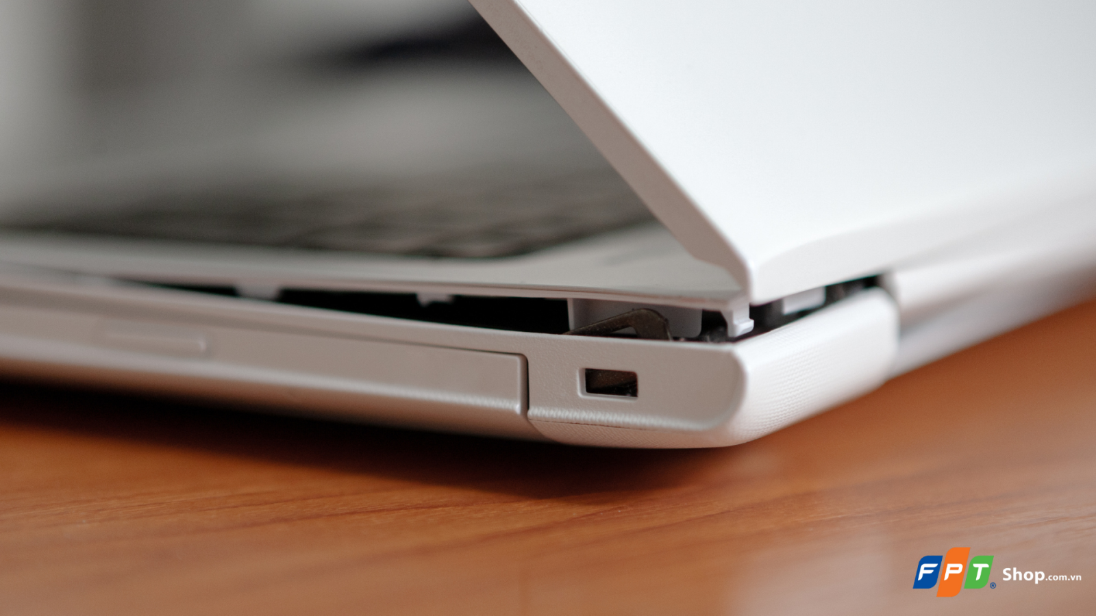 Các va đập mạnh rất có thể dẫn đến camera laptop bị đen