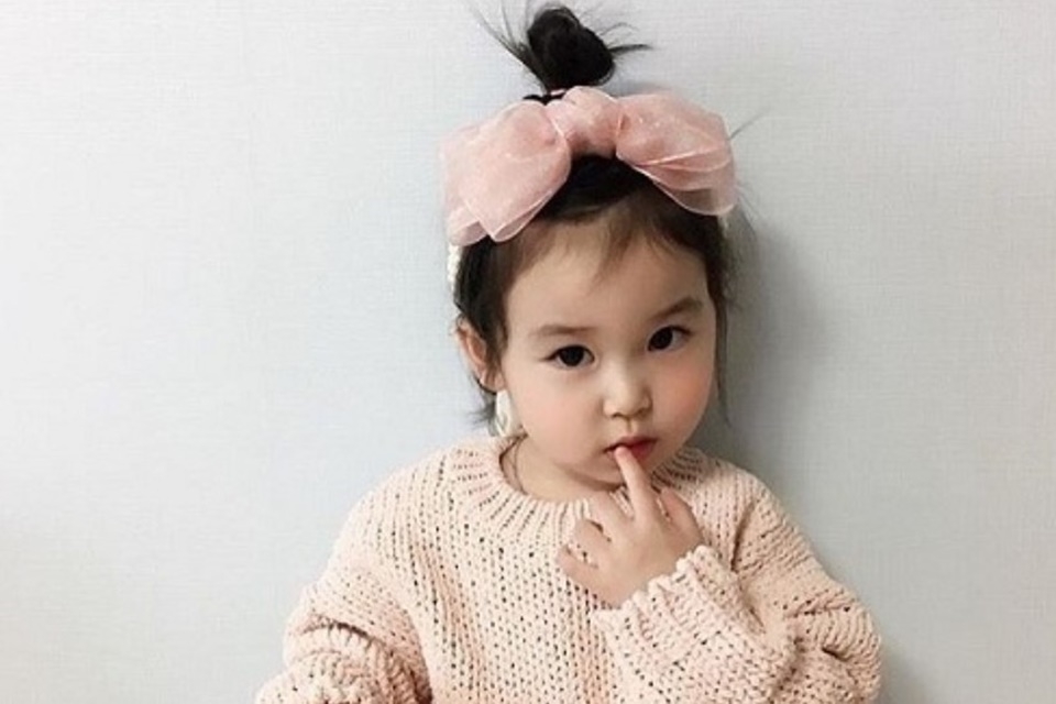 Kiểu tóc búi cao kẹp nơ cho bé gái