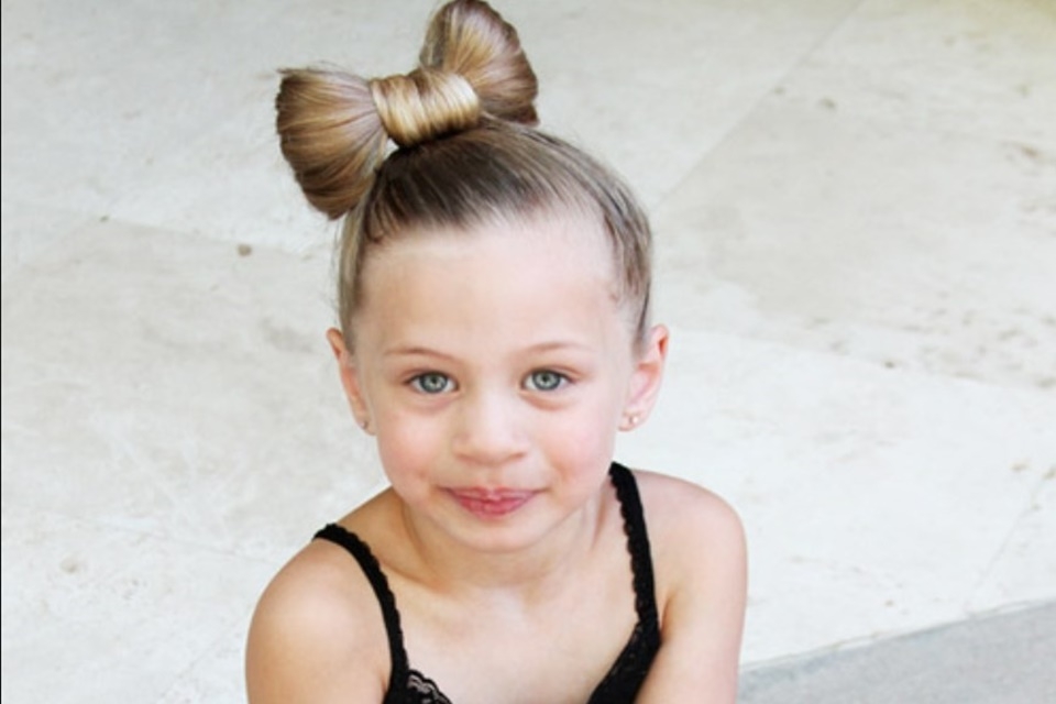 Kiểu tóc cho bé búi nơ chuột Mickey