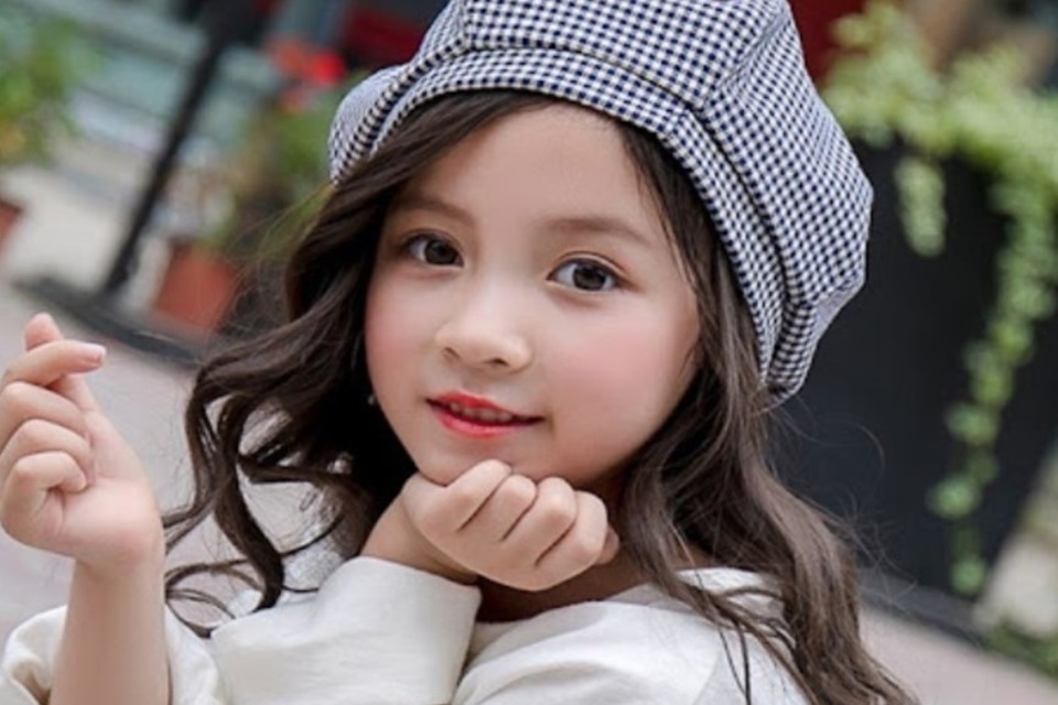 Tóc gợn sóng đẹp cho bé gái