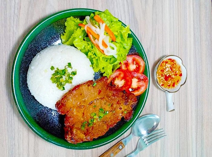 Cơm tấm sườn cốt lết chiên