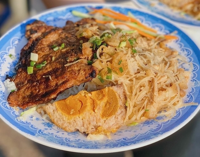 Cơm tấm sườn chả trứng muối