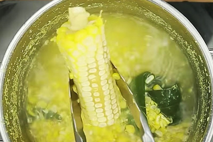 Chia sẻ cách nấu chè ngô cốm nước cốt dừa, ngọt thơm béo ngậy, cả nhà thích mê (Hình 4)