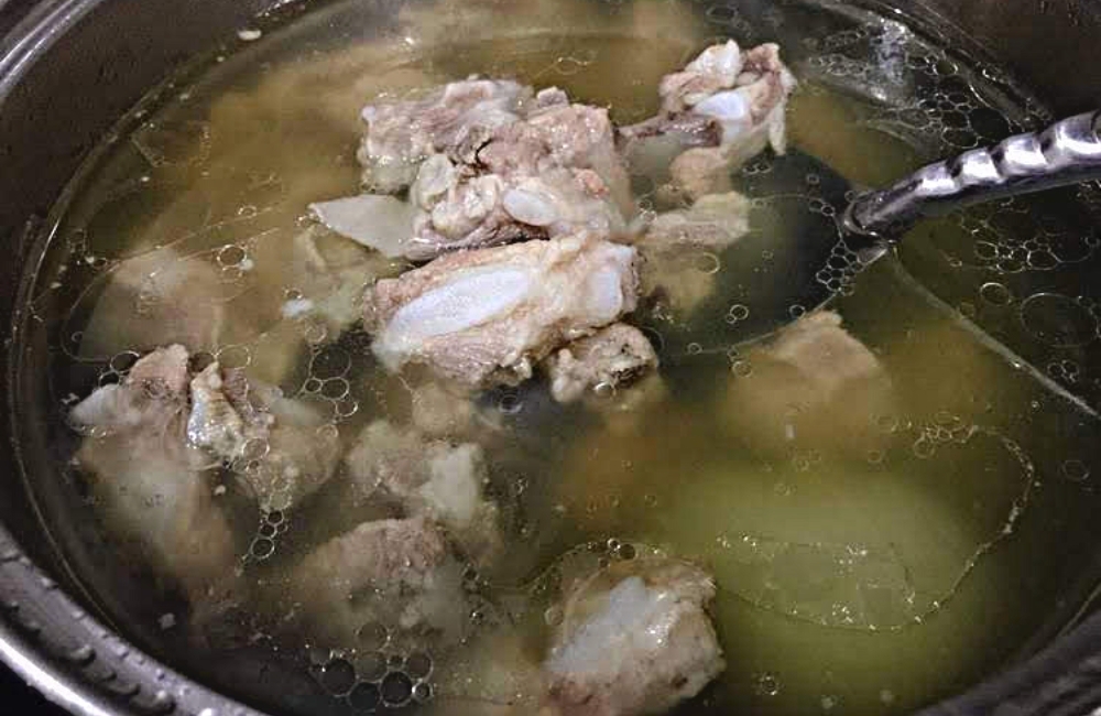 Nấu nước dùng bún chả cá bằng xương ống heo