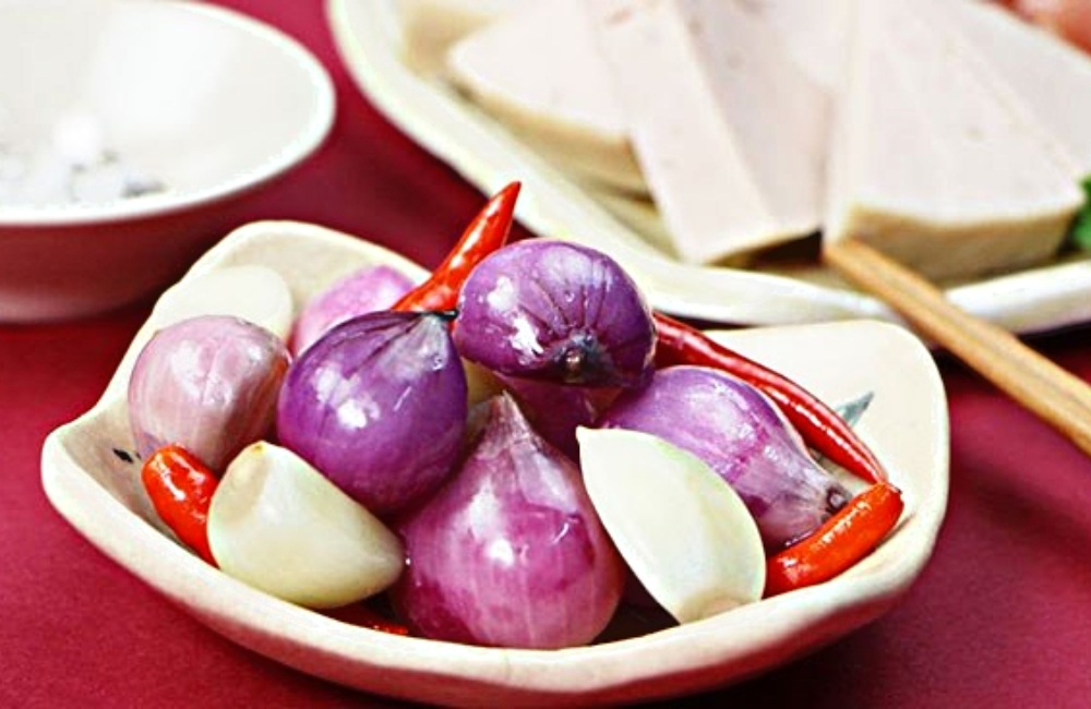 Hành chua giúp món bún chả cá thêm phần đậm đà